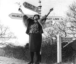 Sybil at a crossroads near her