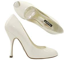 http://t2.gstatic.com/images?q=tbn:8q3CR3C1O7V66M:http://weddings-place.com/wp-content/uploads/2010/12/Designer-Wedding-Shoes.jpg&t=1