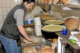 Holzofenbrot, Kartoffel- und Zwiebelkuchen entstanden beim Kurs mit Jürgen Düll im Neubulacher Backhaus. Foto: KraushaarFoto: Schwarzwälder-Bote