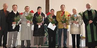Unter ihnen waren Christa Gebhardt (48 Jahre Mitglied im Kirchenvorstand), ...