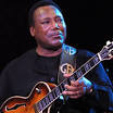 George Benson est un guitariste, chanteur, et compositeur de jazz américain, ... - images?q=tbn:ANd9GcQ4Y7X6wC3S0uXS9_BdCNaSuqtQzFL2itw0i04h4tNfwdTi2l0d2I_hiw