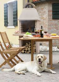 Il barbecue a legna in giardino