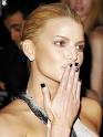 2010 black nail polish trend