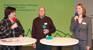 Anne Schierenberg (re), EUROPARC Deutschland, und Dieter Fülle, Freiwilliger, begeistern für das Freiwilligenprogramm „Ehrensache Natur“ von EUROPARC - IGW-2012-05