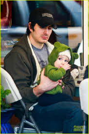 Brandon Routh: Lunch with Baby Boy Leo! | Brandon Routh, Celebrity ... - brandon-routh-lunch-with-baby-boy-leo-02