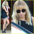 Nicole Richie carries her