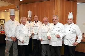 Kochen gemeinsam für einen guten Zweck (von links): Werner Brandauer, Joachim Kurz, Karl Haaf, Thomas Blenke, Hans Neuweiler, Alfred Verstl und Thomas Kling ... - media.media.273f8632-47a4-478d-a298-afe94e08627a.normalized