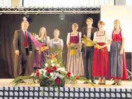 Sie erhielten von Schulleiter Theo Förg und den Klassenlehrern ihre Abschlusszeugnisse.