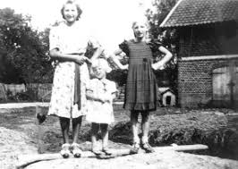 108-0023 Im Hof von Hans Liedtke, Uderhoehe 1938. Von links Pflichtjahrmaedchen Erika Mattke, Ruth und Irmgard Liedtke
