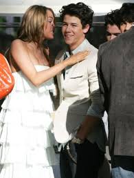 Miley, Nick Jonas için Aşk Şarkısı Yazmış!