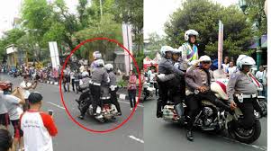 Aksi Atraksi 8 Polisi Naik Satu Motor Gede, Termasuk Polwan Yang ...