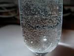 Water bubbles in glass free - via Daymix