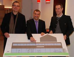 Investor Elmar Lutzenberger (rechts) und Architekt Martin Endhardt (links) stellten gemeinsam mit OB Gerhard Jauernig (Mitte) die Planung einer Apotheke und ...