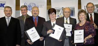 Mit der silbernen Ehrennadel des VdK wurden ausgezeichnet (mit Urkunde von links): Hansjörg Klumpp, Brigitte Kammerer, Wilfried Mühl, Friedhilde Müller; ...
