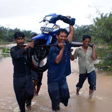 Zaman Terbalik, Motor Naik Orang | Otosia.com