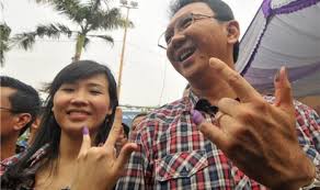 Calon Wakil Gubernur DKI Jakarta, Basuki Tjahaja Purnama atau Ahok (kanan), bersama istrinya Veronica (kiri) menunjukkan jari mereka yang telah diberi tanda ... - calon-wakil-gubernur-dki-jakarta-basuki-tjahaja-purnama-atau-_120920115756-904