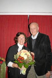 N. Ilse Frey zieht sich nach 33 Jahren zurück. Schwarzwälder-Bote, 24.10.2011 19:00 Uhr. Ilse Frey wird vom Vorsitzenden Klaus Laufer mit einem Blumenstrauß ... - media.media.c6087b96-20dd-4adc-b849-b912537a7c9a.normalized
