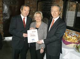 Siegfried und Petra Beck aus Erlangen sind im Rahmen der Aktion „Franken kulinarisch“ mit dem Ehrenpreis „Bäcker des Jahres 2006“ ausgezeichnet ...