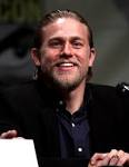 File:Charlie Hunnam by Gage Skidmore 3.jpg - Wikimedia Commons