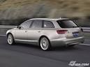 voiture dans un champ