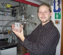 Diplom-Chemiker Norbert Völkel zeigt einen Mikrofallfilmreaktor, der zur Durchführung einer Mehrphasenreaktion dient. Völkel entwarf diesen Prototyp im ...