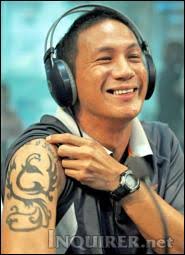 Hubert Webb shows off his tattoo during Wednesday\u0026#39;s interview on Radyo Inquirer 990 with program anchors Mon Tulfo and Reysie Amado. RICHARD REYES - pic-12160242000360