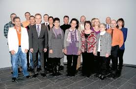 Erste Reihe (von links): Calogero Restivo, Bernd Plocher Anja Stadler, Gerda Hummel, Katharina Fronius, Sivlia Stefani. Zweite und dritte Reihe: Klaus Kopf, ... - media.media.c78966c4-79b5-425a-90a0-786b590b470b.normalized