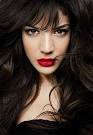 Ivi Adamou je mlada pevka s