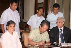 FINAL PROOF OF PACQUIAO STAMPS AND SOUVENIR FOLDER. Eric Pineda (center), Business Manager of boxing champ Manny ... - pac.stamps.03.080530.330w