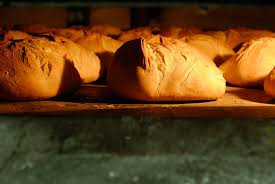 La primera influencia de la cocina española llegó desde la antigua Roma inculvcando  el gusto por las levaduras y el pan.