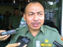 ... ruwah di Desa Labuh Airpandan Kecamatan Mendobarat dihadang batang kelapa sawit dan karet, Kamis (5/7/2012). Warga sengaja menanam pohon karet dan sawit ... - Yusroni_Yazid