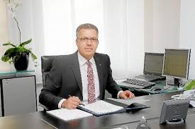Balingen - Von der Ausbildung zum Bankkaufmann zum Bankdirektor und Vorstandsvorsitzenden: Edgar Luippold hat bei der Volksbank Balingen eine beeindruckende ...