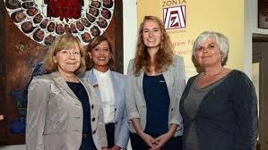 Zonta-Preis für großes Engagement (v.l.): Josefine Marsden, Schulleiterin von St. Ursula, Laudatorin Tiraje Demirelli, Preisträgerin Eliza Esch und ...