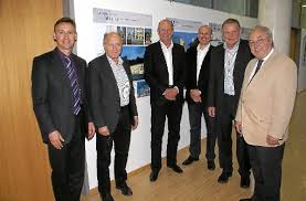 Zur Ausstellungseröffnung begrüßte Bürgermeister Gerhard Feeß (von links) Stadtbaumeister Fritz Wurster, die Architekten Detlef Drescher und Michael Frey, ...