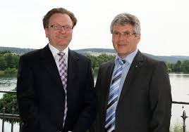 Präsidentenwechsel beim Rotary Club Obernburg: Ulf Kaiser (links) übergibt an Alexander Wengerter. Ruth Weitz
