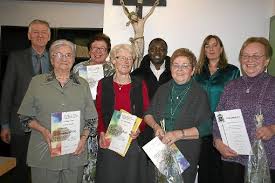 ... Pfarrer Jean Lukombo, Kirchengemeinderatsvorsitzende Manuela Herz sowie (vorne, von links) Katharina Auner, Christine Diepolder, Irmgard Baur, ...