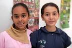 Berno Buff. Zohra (links) und Jehrak, Schülerinnen in Tunesien, bekommen den ...