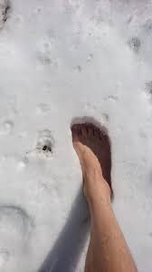 雪　裸足|Shutterstock