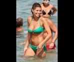 La belle Laury Thilleman au Club 55 �� Saint-Tropez, le 21 ao��t.
