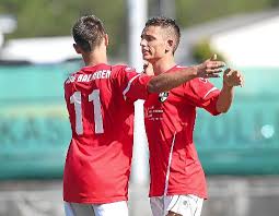 Grund zu Feiern hatten Edwin Sieg und Doppel-Torschütze Jonas Wiest (rechts) Foto: KaraFoto: Schwarzwälder-Bote. Von Thomas Hauschel TSG Balingen U23 – SG ... - media.media.560673bc-7455-4619-8412-e8cc2dbfcb7c.normalized