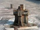 Decrepit wooden capstan - via Daymix