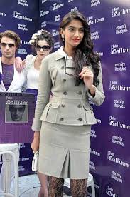 Bebo, Sonam endorsing brands - | Photo12 | India Today - 112510020129Sonam-Kapoor-Eternity-Lifestyles-eye-wear-launch-12-(5)