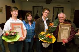 Vorsitzende Anke Bittroff (2.v.r.) gratuliert Karl Perau. Susanne Nusselein (l.) wurde geehrt, Felicitas Bachmann ist ...
