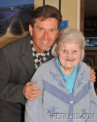 Irish singer Daniel O'Donnell photographed with Alice Byrne, Fethard. - images?q=tbn:ANd9GcQer3doPRxkm5OiNMpNEZrNEgZ2uk6InKiDpBfuzJui0W8r-k9wRQ