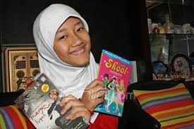 Putri Salsa, 14 tahun, memamerkan dua buku karyanya di kediamannya di kawasan Studio Alam, Depok, Jawa Barat. Foto: Agung Putu Iskandar/Jawa Pos - 085258_182369_PENULIS_CILIK_Putri_Salsa2