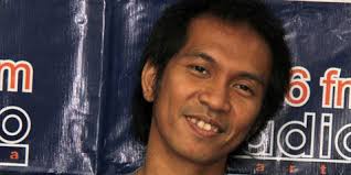 Itulah yang dirasakan Ridho Hafiedz, gitaris Slank. Meski tak berniat untuk terjun secara langsung dalam politik praktis, namun kepekaan bisa melihat ... - 0000392475