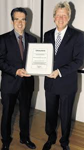 Lars Granacher (links) erhielt für sein Unternehmen Zaunteam Hochrhein diese Woche den Existenzgründerpreis 2011 durch Dietmar Kühne, Sprecher vom ... - 44045817