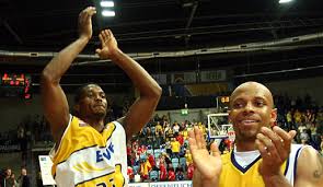 Rickey Paulding und Jason Gardner hatten nach dem Meistertitel im Sommer erneut Grund zum Feiern - ricky-paulding-jason-gardner-ewe-baskets-oldenburg