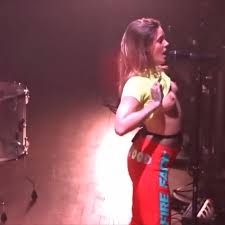 Tove Lo　乳|画像】有名女性歌手、コンサート中「乳首を丸出しにする」という ...