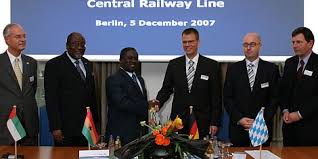 ... Ohemeng Kesse (Botschafter der Republik Ghana), Charles Ampofo (Chairman der KAMPAC Oil Group), Richard Ziegler (Sprecher der Geschäftsführung der Rail.